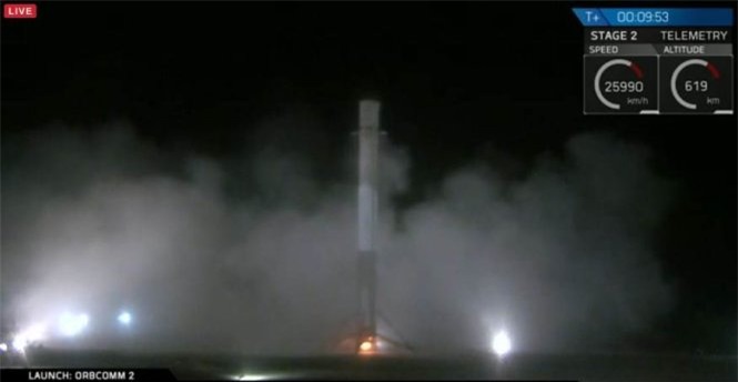 Tên lửa Falcon 9 sau khi hạ cánh an toàn theo chiều thẳng đứng - Ảnh: NBC